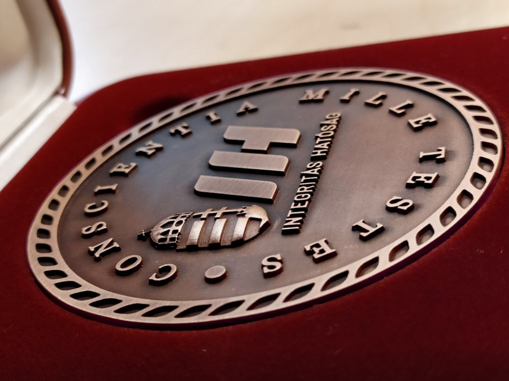 CNC mart bronz érem 7 cm-es méretben 