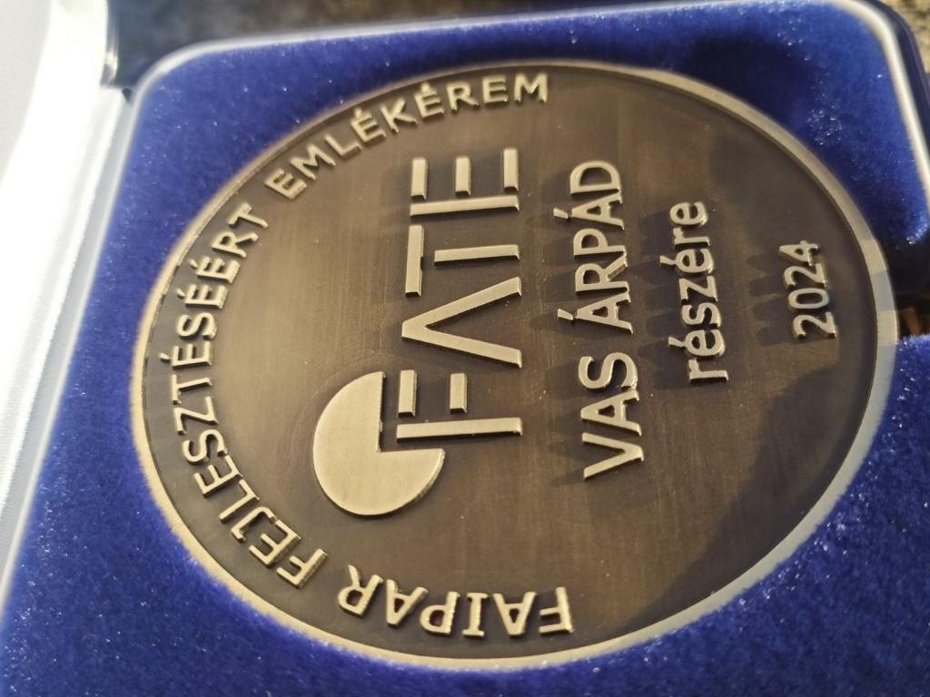 CNC mart réz érem 5 cm-es méretben 