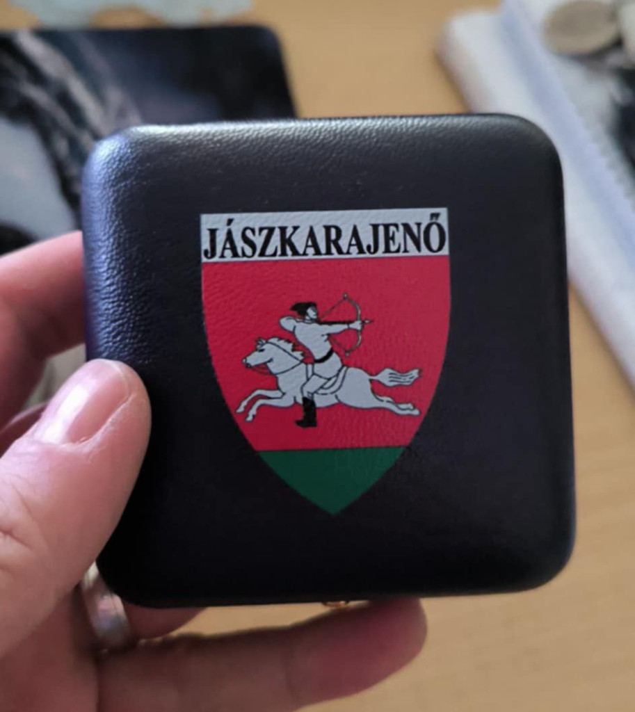 Bordó műbőr hatású prémium éremdoboz 5cm-es éremhez