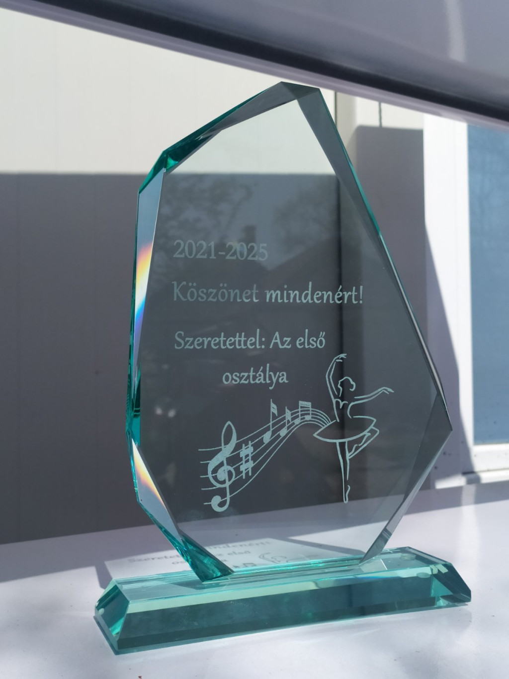 Egyedileg gravírozott Absztrakt üveg díj - 26,5 cm