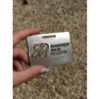 Fémhatású rétegelt lemezből készült egyedi érem