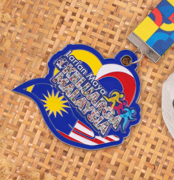 UV nyomtatott, egyedi alakú fém érem 