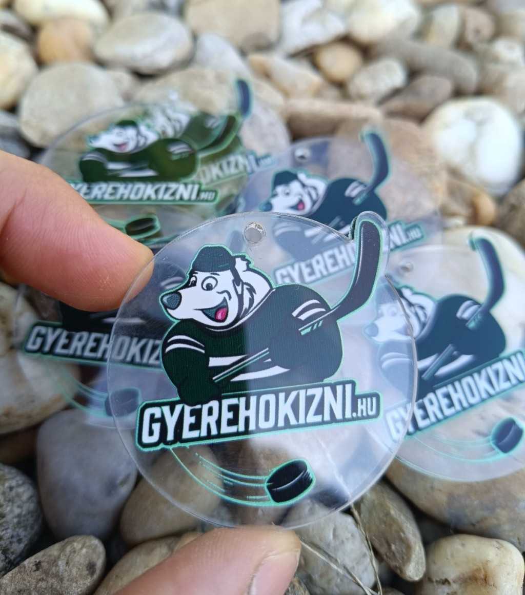 UV nyomtatott, 4 cm-es, egyedi alakban vágott plexi érem