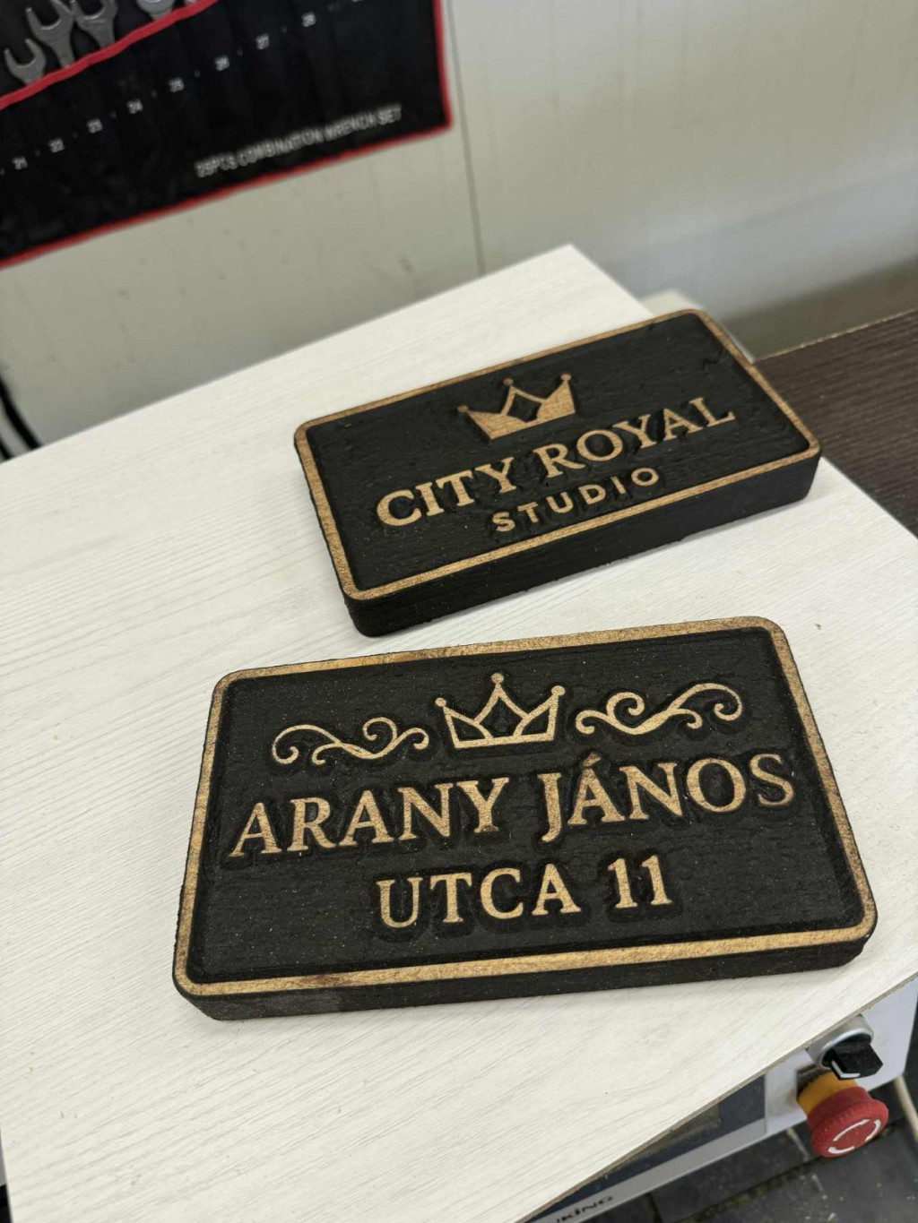   Egyedi borovifenyő cégér a Te elképzelésed alapján - téglalap alakban 50x30 cm