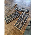 Egyedi borovifenyő cégér a Te elképzelésed alapján - téglalap alakban 70x50 cm