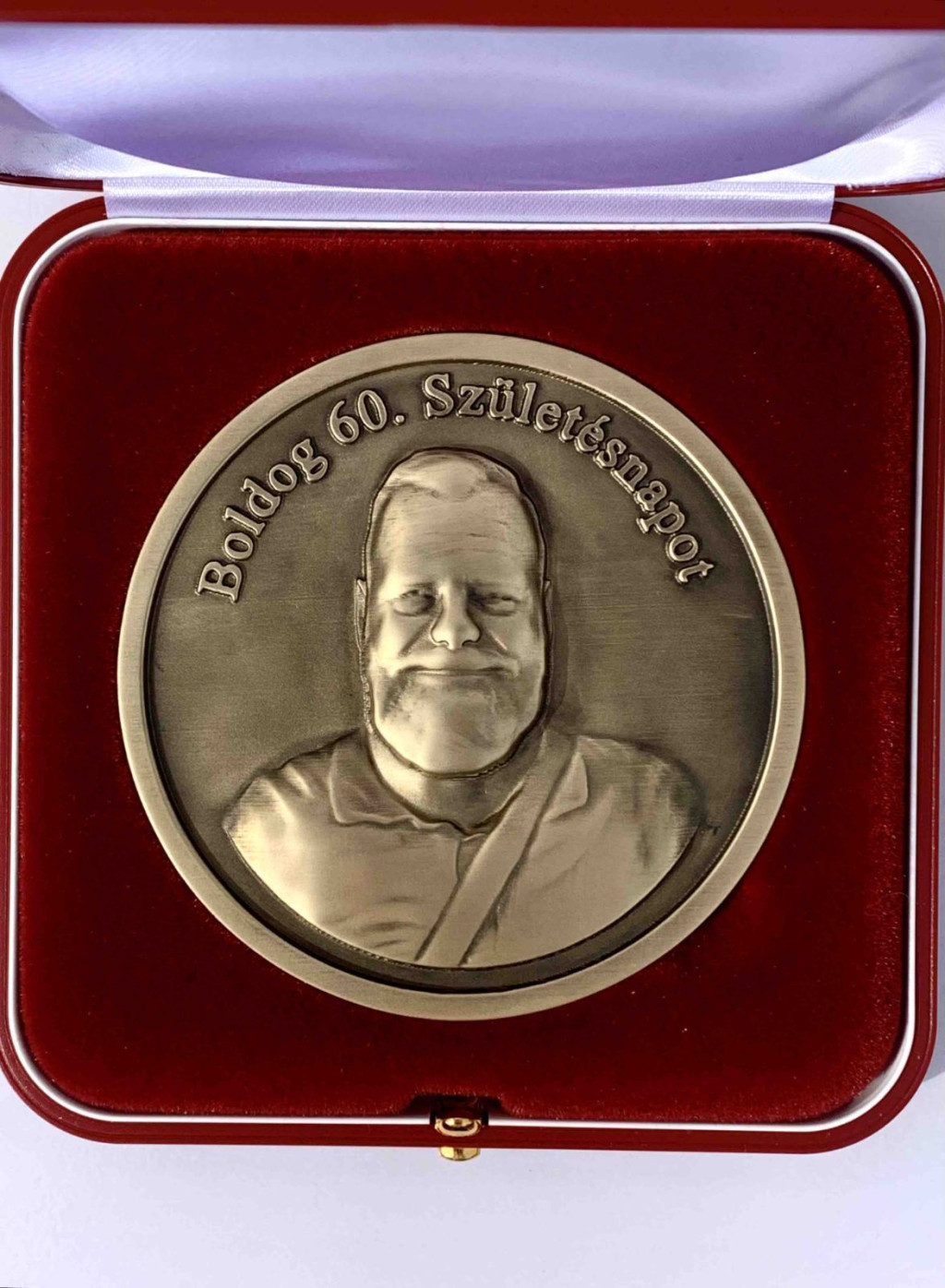   Arcképes domborbűves egyedi érem 7 cm-es méretben, 1 oldalas megmunkálással