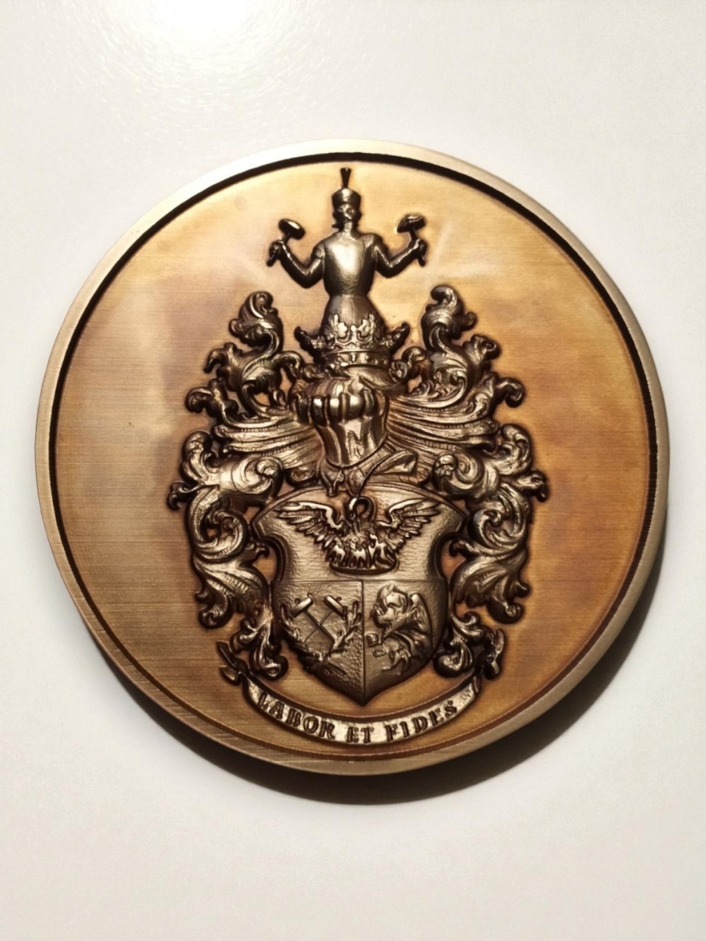   Arcképes domborbűves egyedi érem 7 cm-es méretben, 1 oldalas megmunkálással