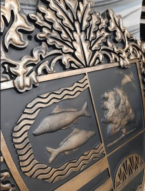   Egyedi alumínium / fém címer – városi, családi és heraldikai címer készítés