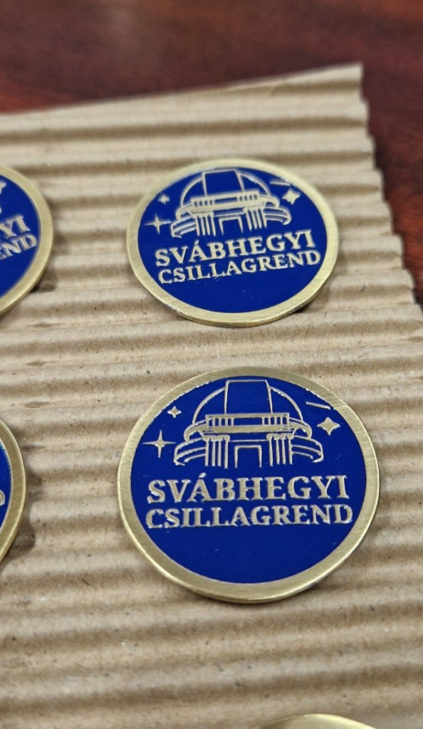 egyedi szinesfém kitűző kör alakban 