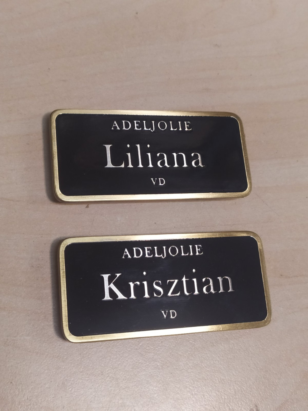 egyedi szinesfém Téglalap kitűző 4x4 cm méretig