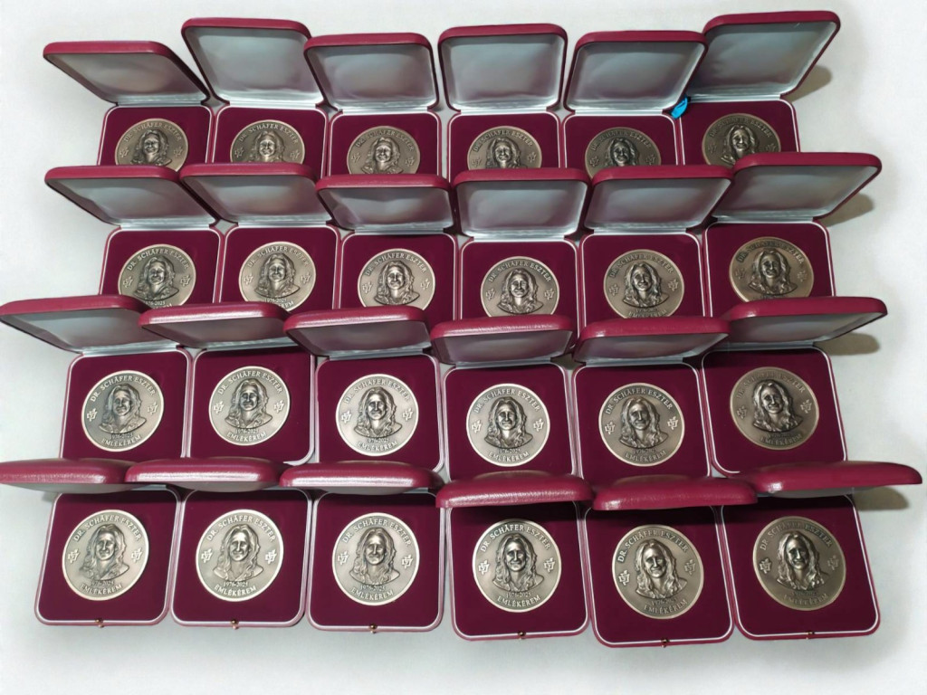 Tömör bronz érem 5-7 cm-es méretben 